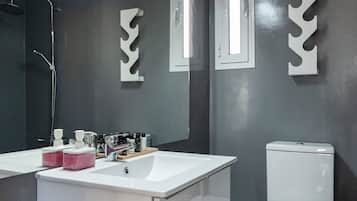 Apartment (Aphrodite) | Bathroom | Shower, hair dryer, towels