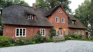 Exterior - Stylish under thatch with park-like garden on the island Eiderstedt / Oldenswort (Oldenswort)