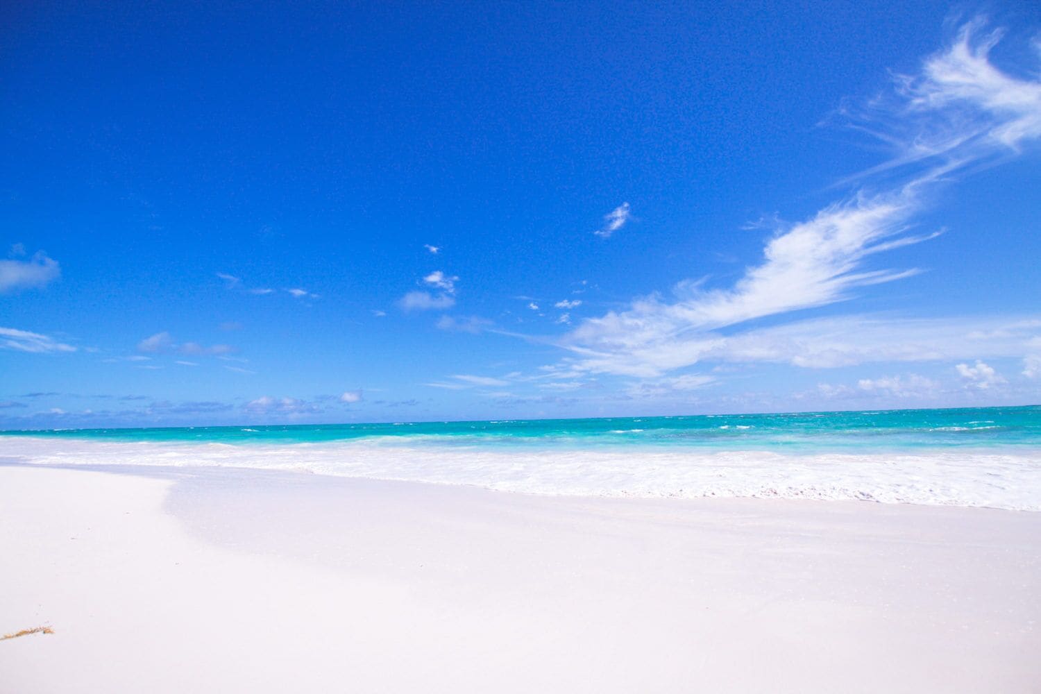 在海滩、沙滩椅、沙滩毛巾