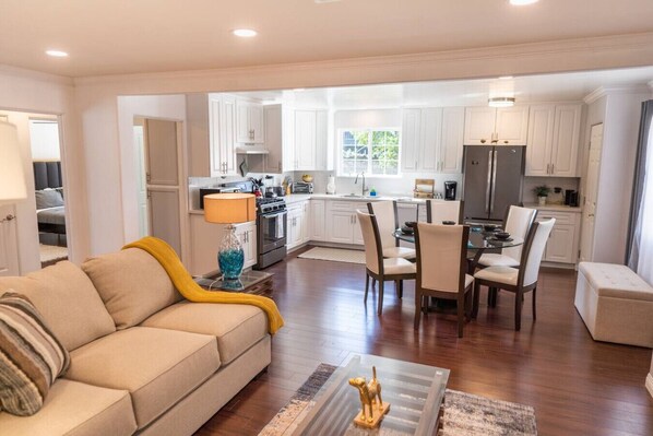 テレビ、暖炉、テーブルサッカー台