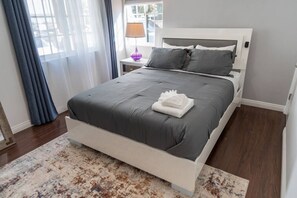 2 室のベッドルーム、デスク、アイロン / アイロン台、WiFi