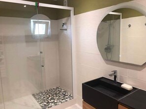 Deluxe Double Room (Haut Jura) | Bathroom