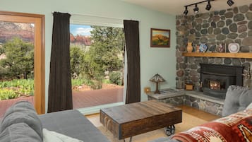 Smart TV, chimenea y libros