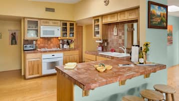 Een koelkast, een magnetron, een oven, een kookplaat