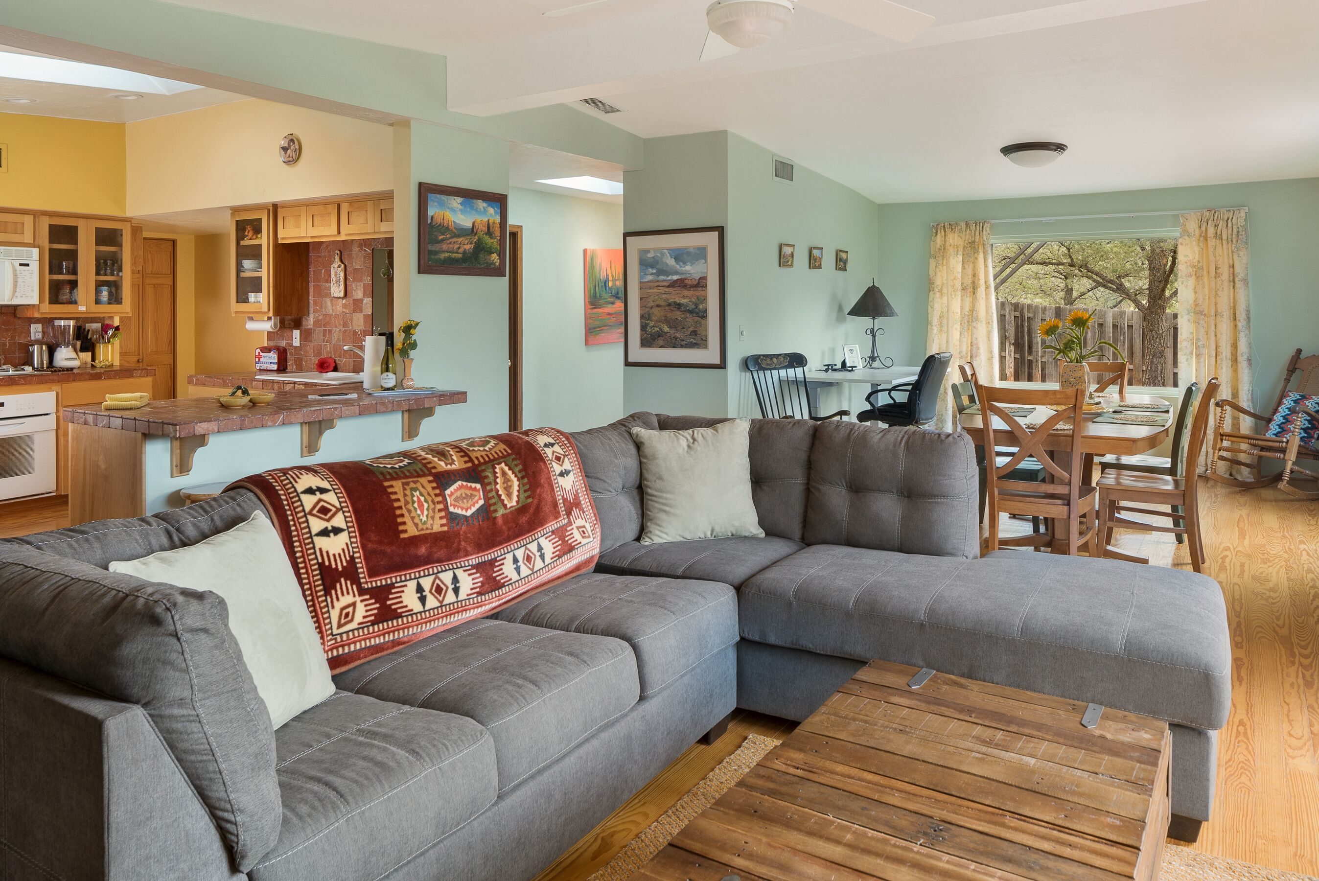 Smart TV, chimenea y libros 