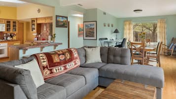 Smart TV, chimenea y libros