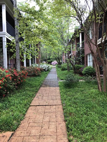 Amazing huoneisto sijaitsee korttelin päässä neliön ja kävelymatkan päässä Grove