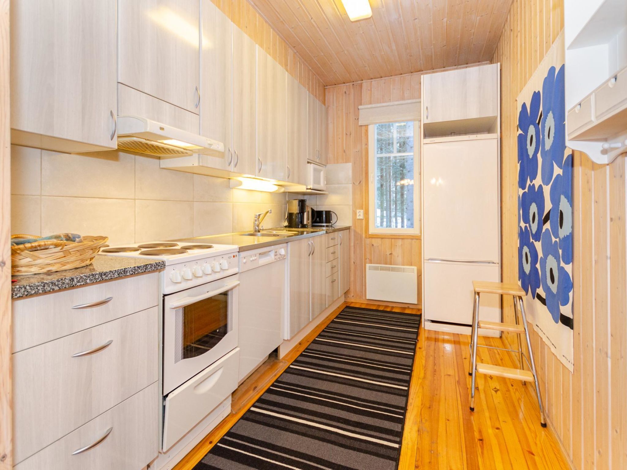 Kühlschrank, Mikrowelle, Geschirrspüler, Kochgeschirr/Geschirr/Besteck