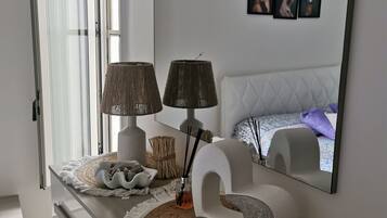 1 habitación, tabla de planchar con plancha y cuna de viaje