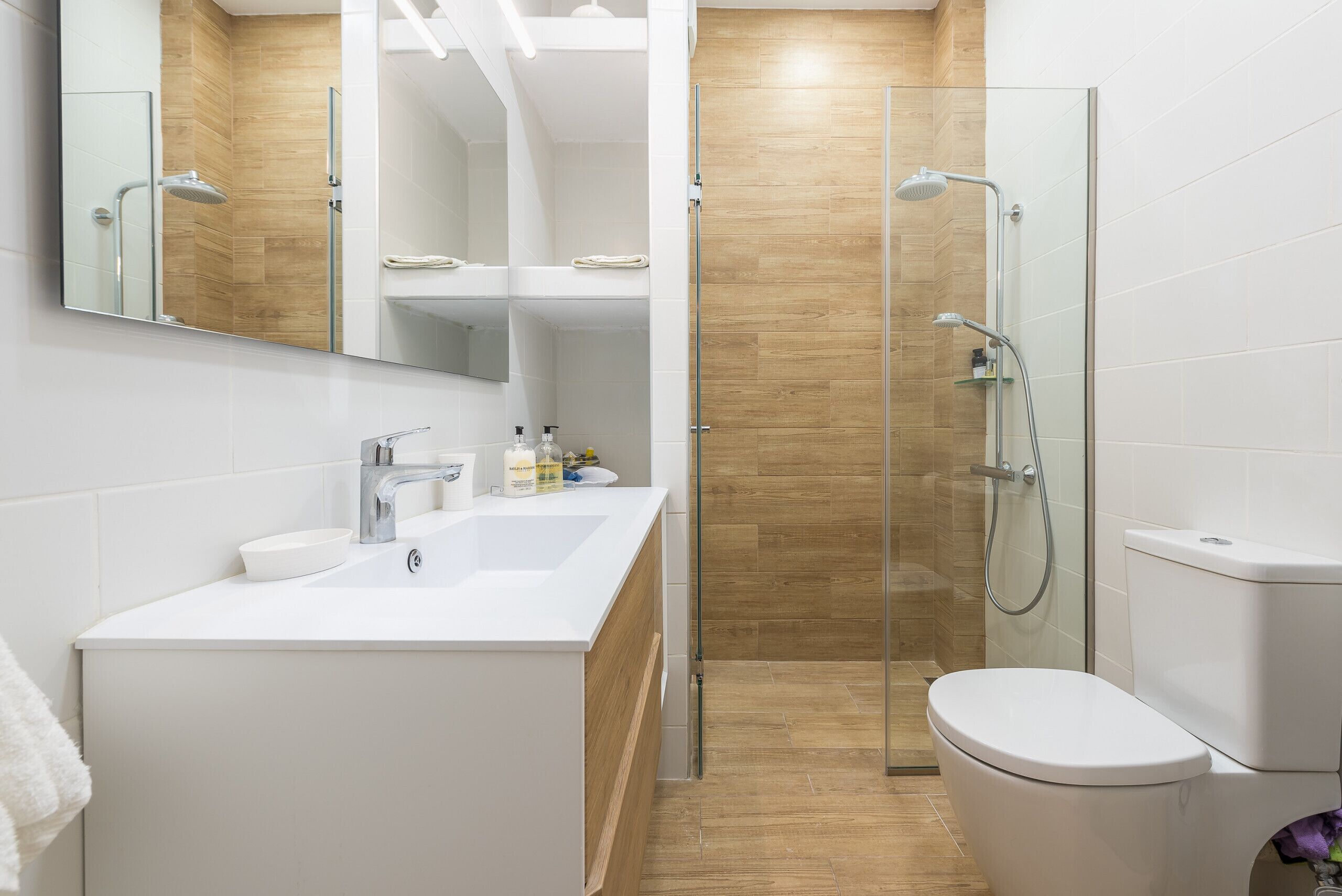 Dusche, Haartrockner, Seife, Shampoo