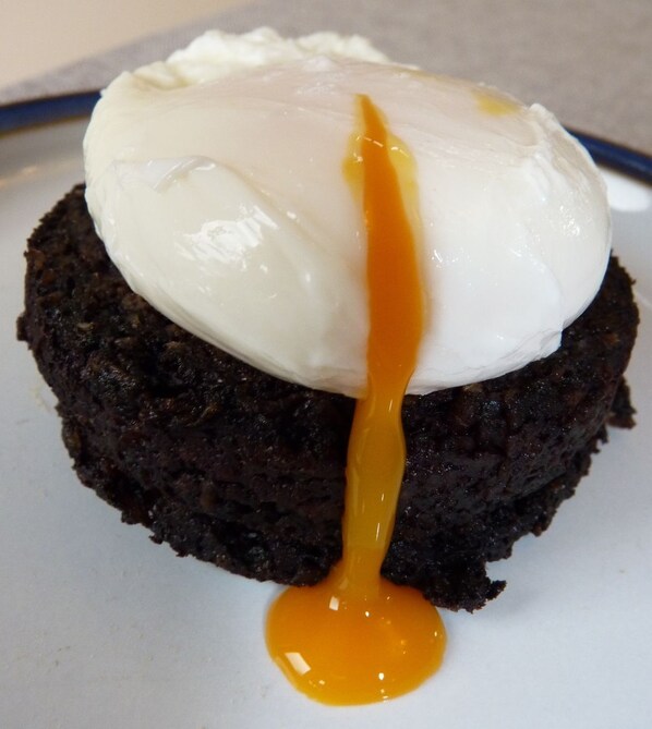 Un dessert recouvert d’une crème blanche et nappé de sauce au caramel.