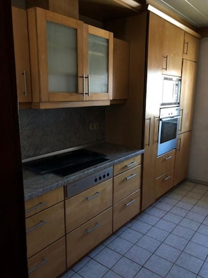 KĂŒhlschrank, Mikrowelle, Ofen, Herdplatte