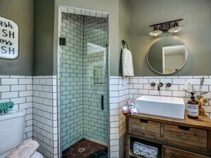 Dusche, Haartrockner, Handtücher