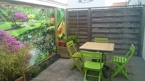 Outdoor dining - Charming little new house 600m from the sea, Boisvinet district (Saint-Gilles-Croix-de-Vie)