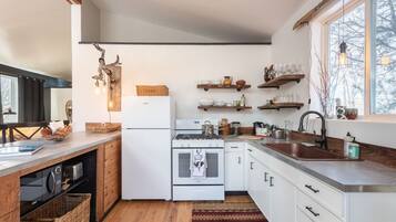 冰箱、微波炉、烤箱、炉灶