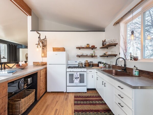 Refrigerador, microondas, horno y parrilla de estufa 