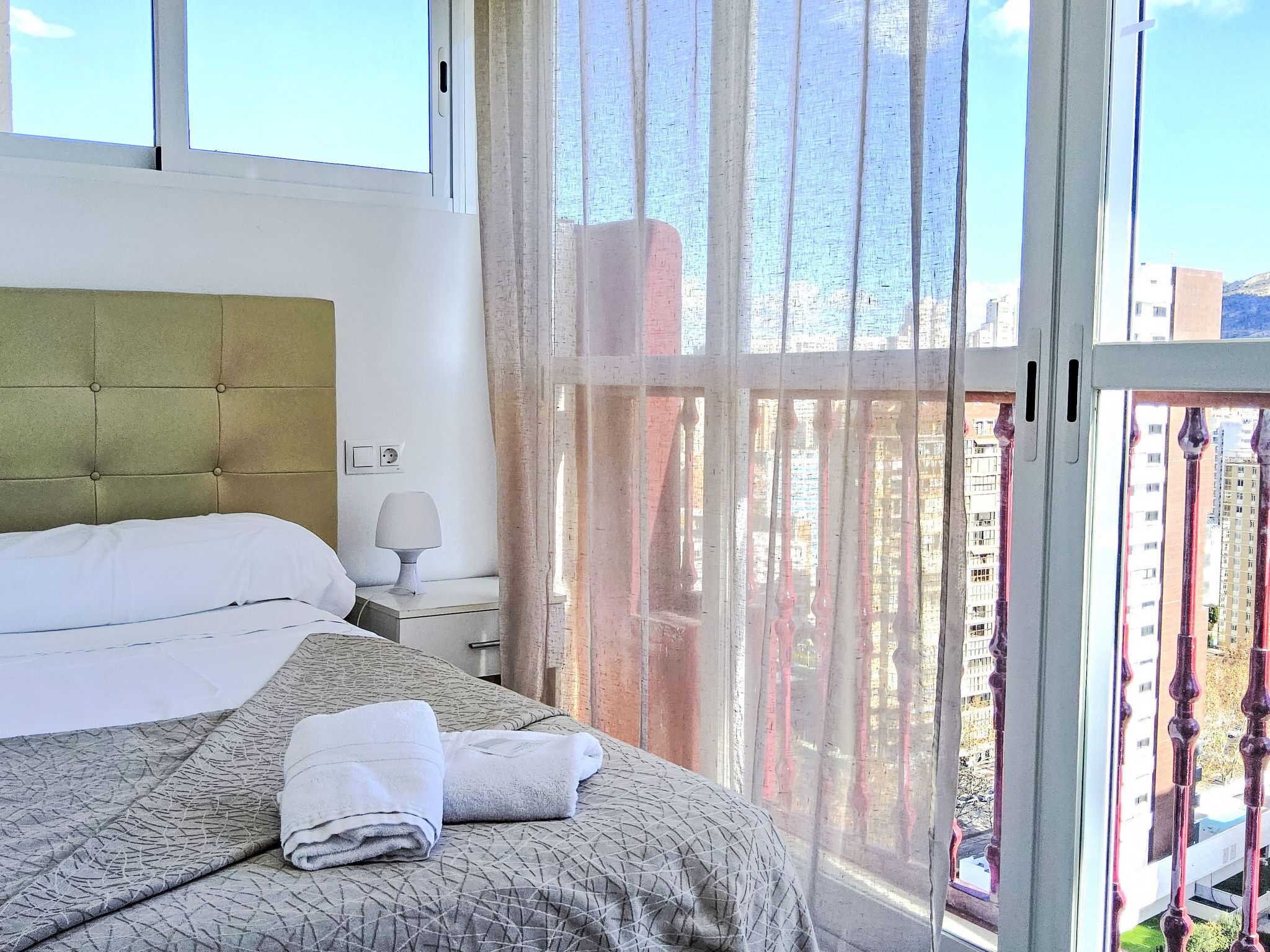 2 quartos, escrivaninha, ferros/tábuas de passar roupa