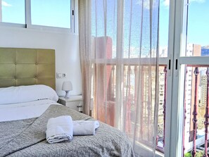 2 chambres, bureau, fer et planche à repasser