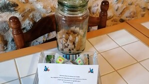 Un barattolo di zollette di zucchero su un tavolo con un biglietto di benvenuto.