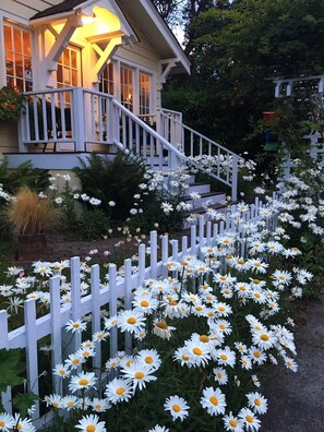 Property grounds - Puget Sound/Mtn Sunrise View - NO CLEANING FEE- *PLEASE READ FULL DESCRIPTION * (Langley)