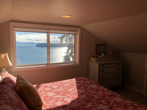 2 bedrooms, iron/ironing board, WiFi, bed sheets - Puget Sound/Mtn Sunrise View - NO CLEANING FEE- *PLEASE READ FULL DESCRIPTION * (Langley)
