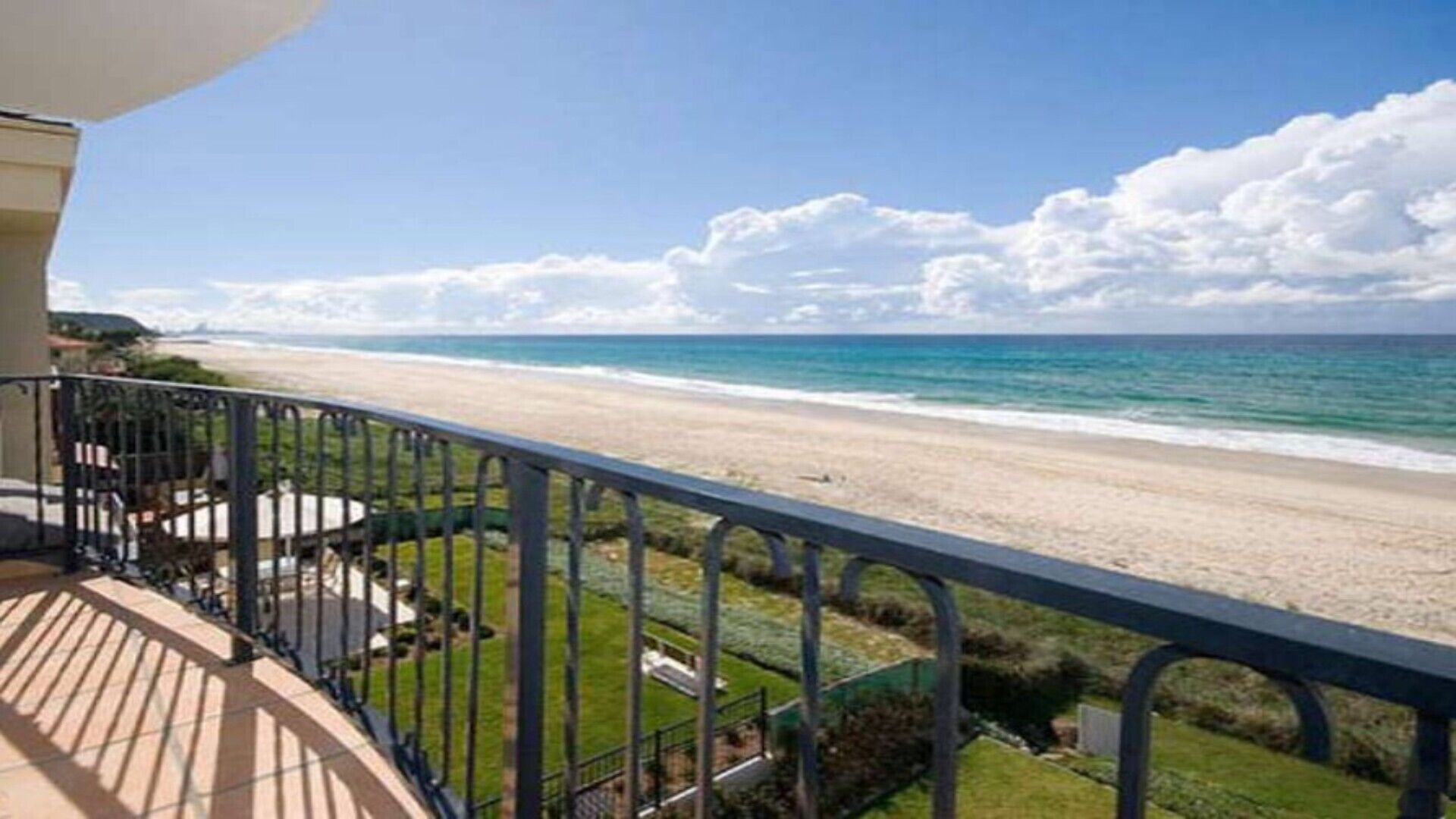 Chic & Trendy Loft Style Oceanfront Apartment