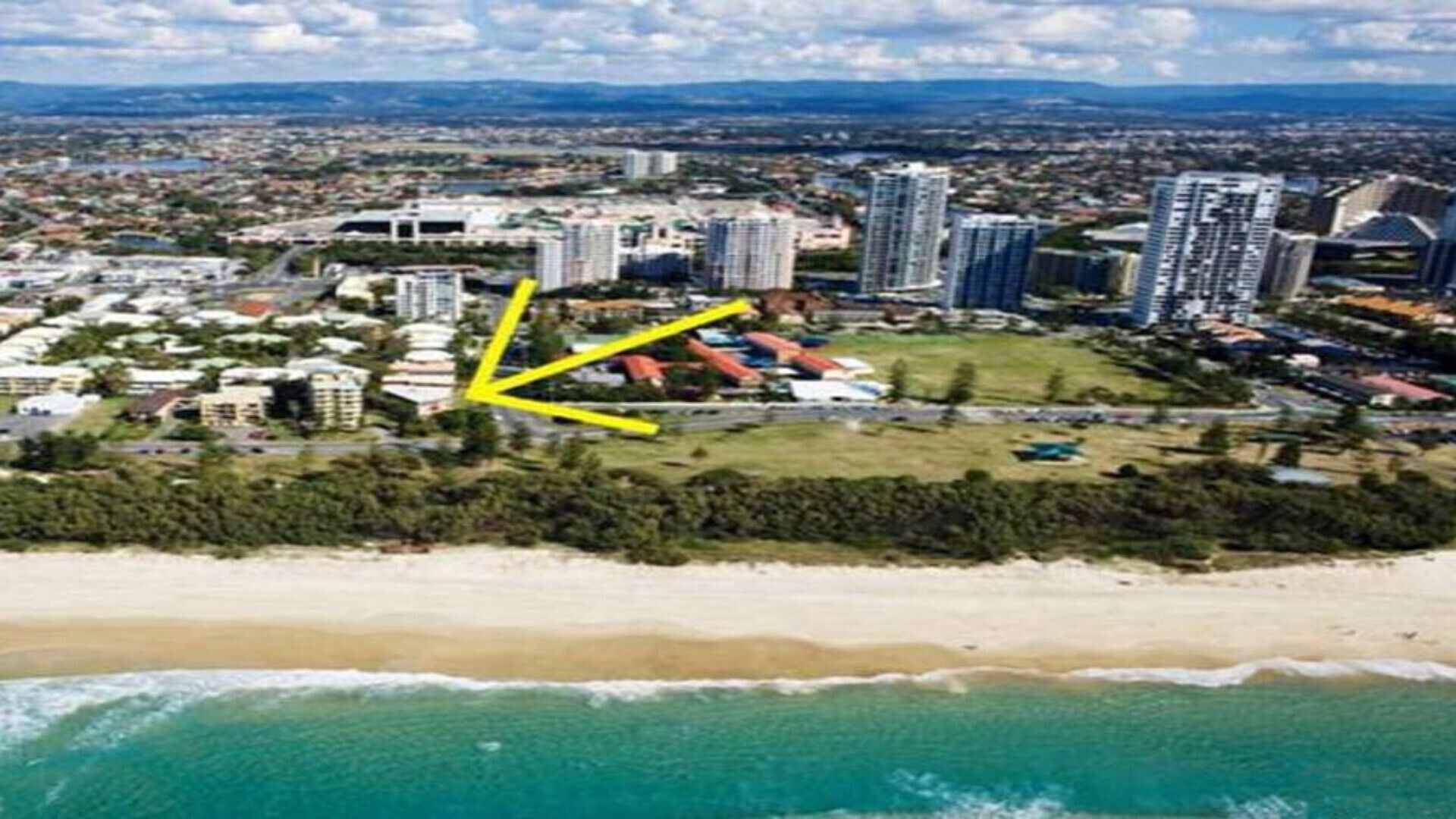 Broadbeach, Great Location across road to Beach