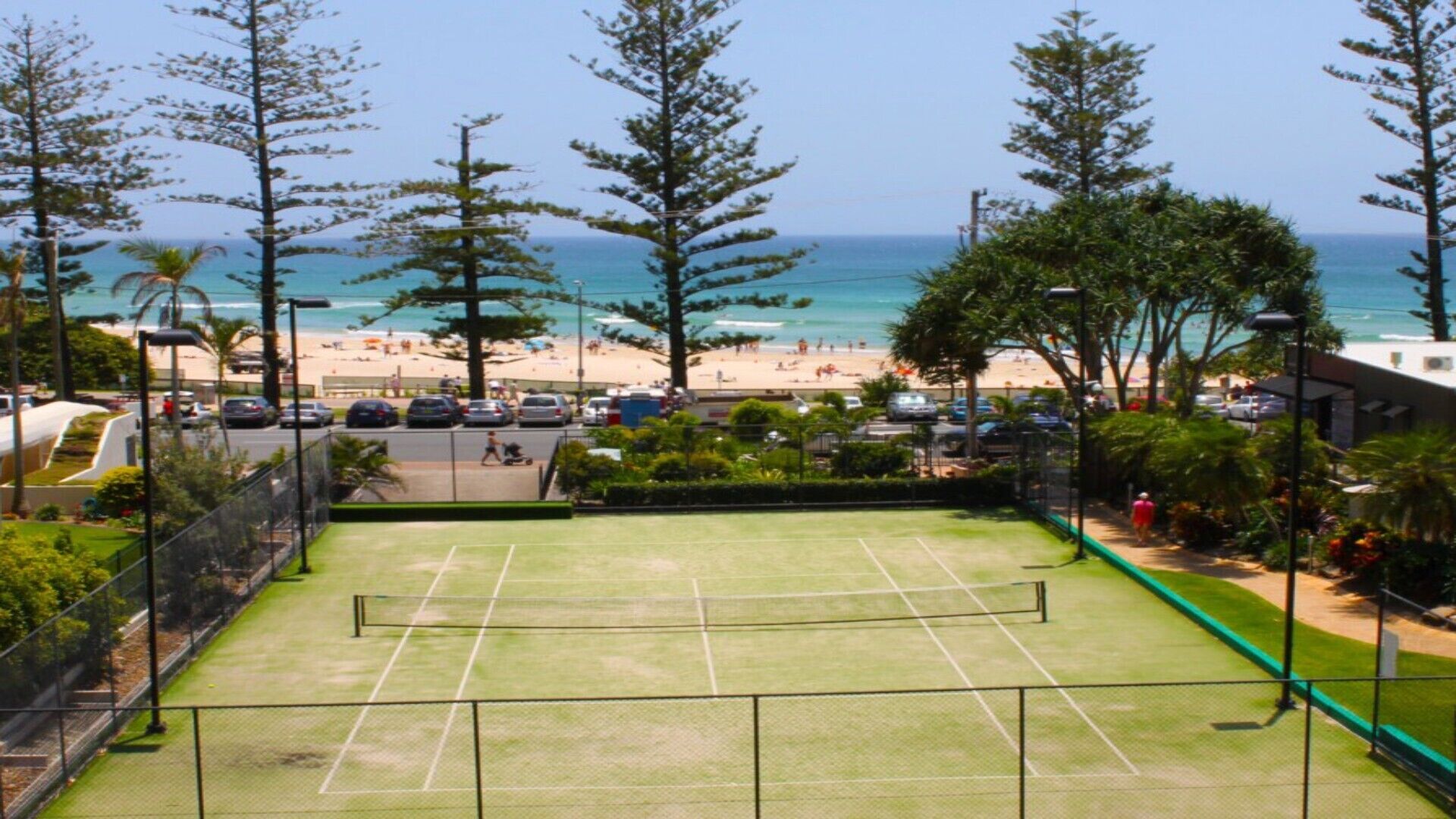 Burleigh Beach Tower - Across the road from beach