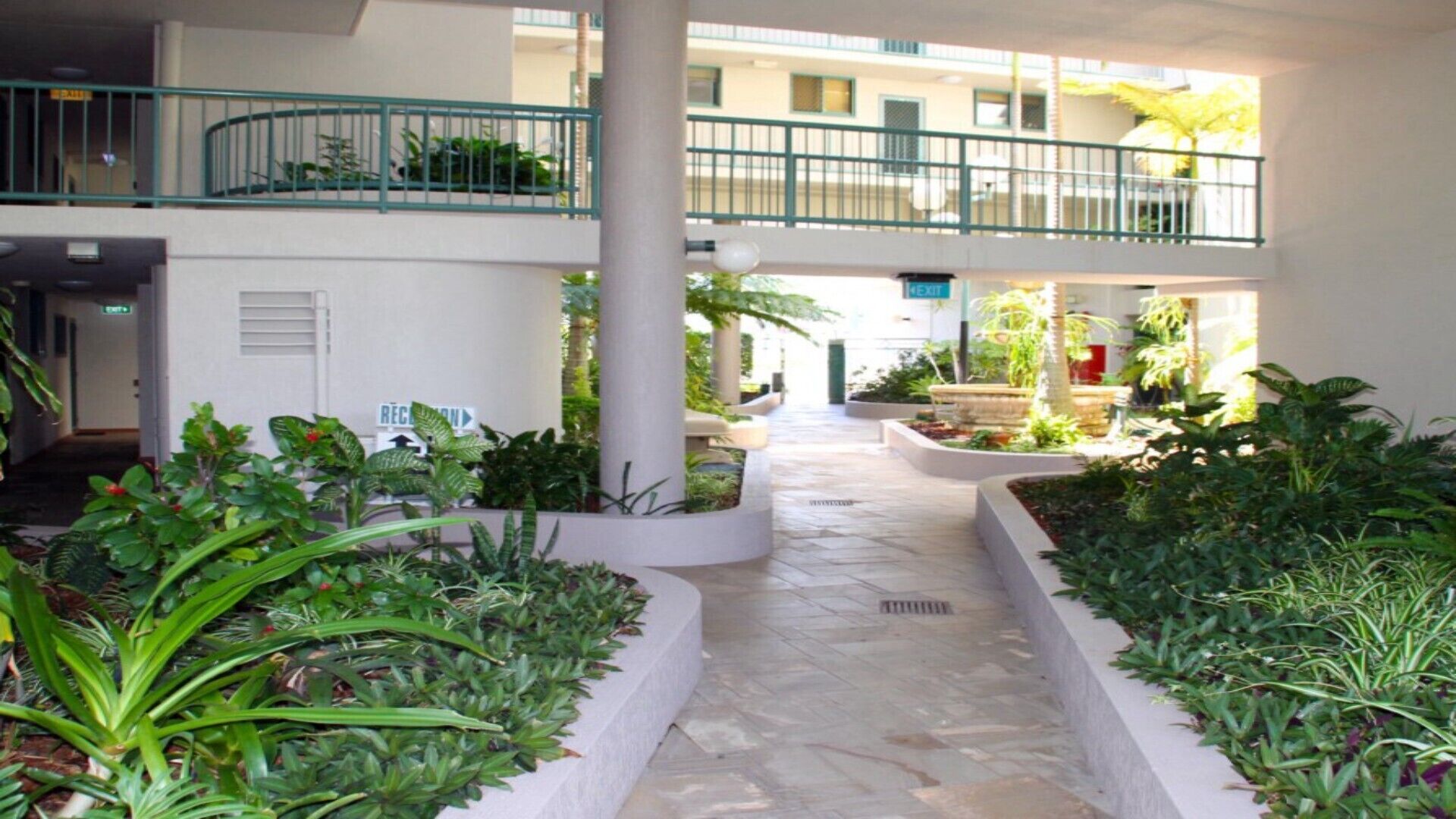 Burleigh Terraces 6, Stroll to Beach & James St