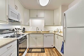 Réfrigérateur, micro-ondes, plaque de cuisson, lave-vaisselle