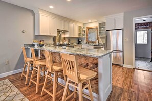 Fridge, microwave, stovetop, dishwasher