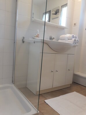 Suite - 2 dobbeltsenge | Badeværelse | Bruser, gratis toiletartikler, hårtørrer, håndklæder