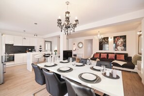 Apartment, Erdgeschoss | Wohnbereich | Flachbildfernseher