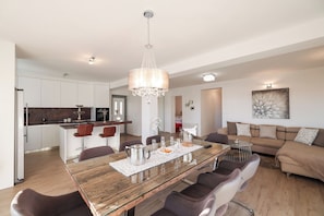 Apartment, 2 Schlafzimmer | Wohnzimmer | Flachbildfernseher