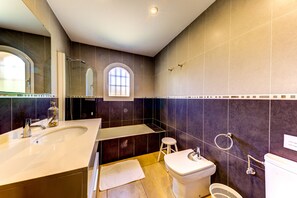 Badewanne, Haartrockner, Handtücher