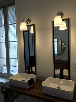 Douche, sèche-cheveux, serviettes fournies