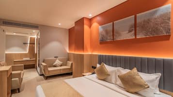 Ropa de cama de alta calidad y caja de seguridad en la habitación