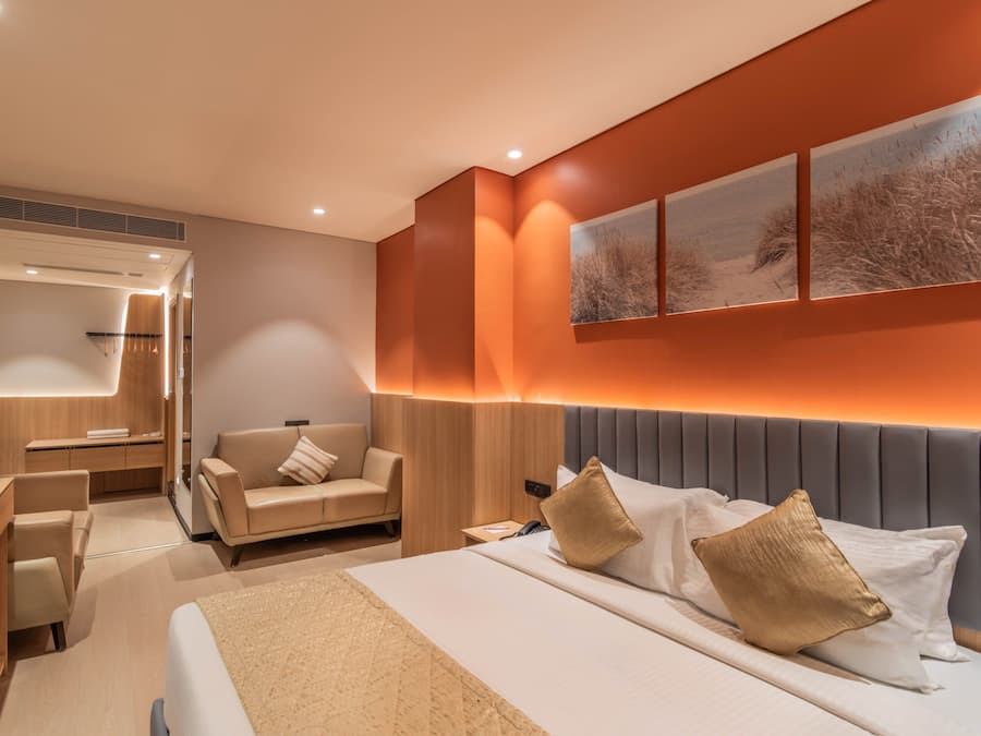 Ropa de cama de alta calidad y caja de seguridad en la habitación