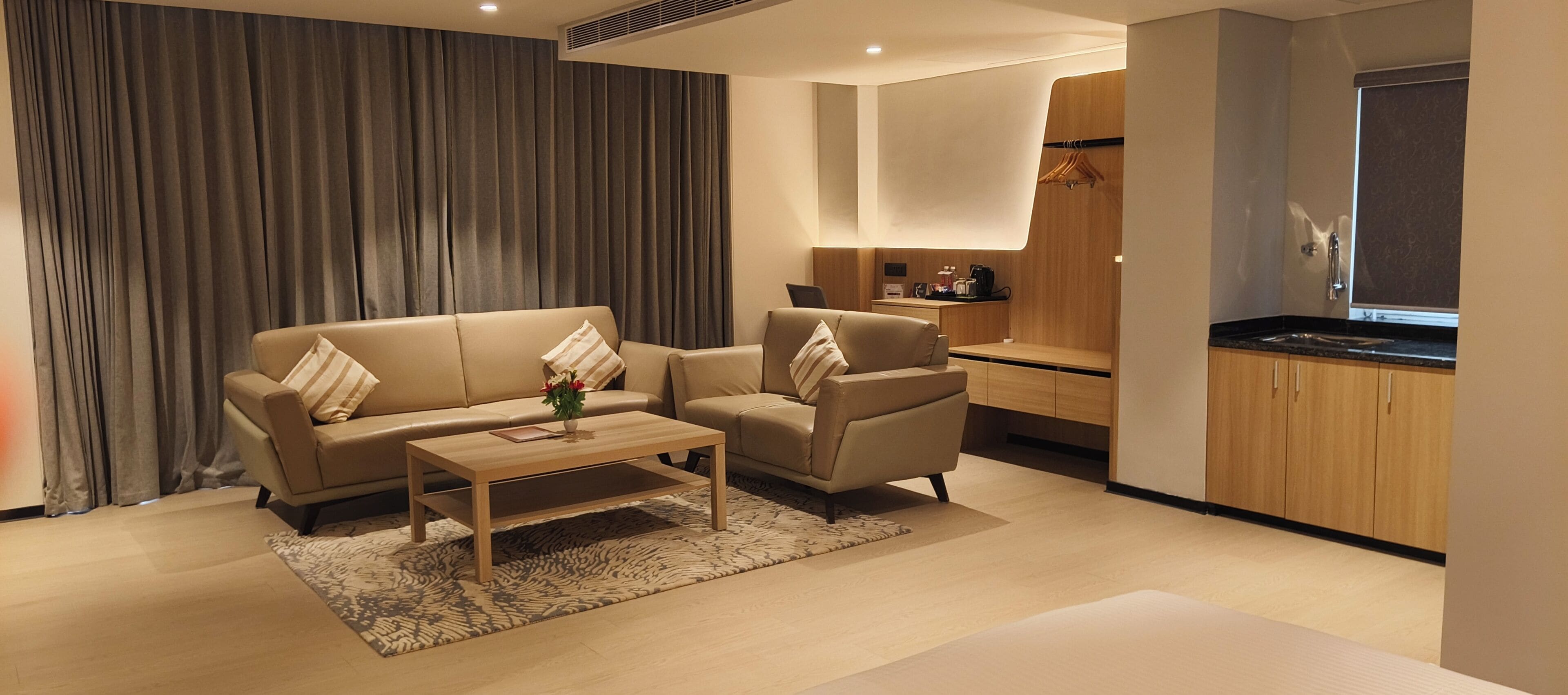 Studio Suite Superior | Seprai premium, minibar, brankas, dan meja kerja