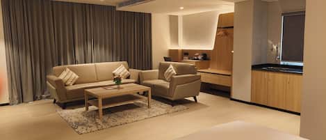 Superior Studio Suite | Premium bedding, minibar, in-room safe, desk