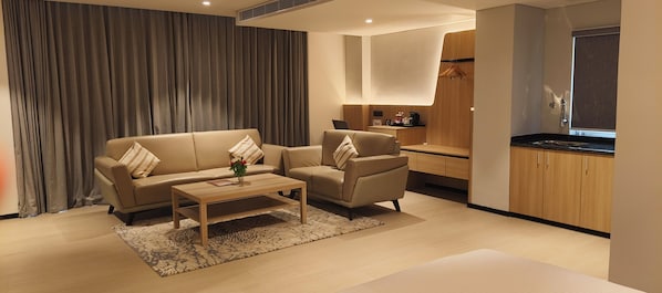 Superior Studio Suite | Premium bedding, minibar, in-room safe, desk - De Venetian by TGI (Bengaluru)