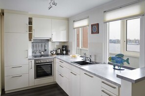 Geladeira, micro-ondas, fogão, lava-louças