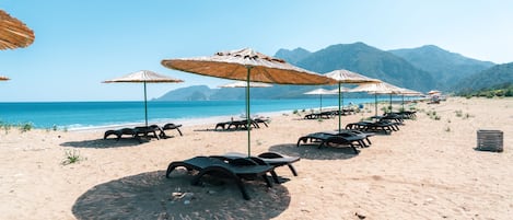 Privatstrand, Liegestühle, Sonnenschirme