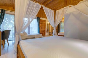 Bungalow, varias camas (4 People) | Ropa de cama de alta calidad y caja de seguridad en la habitación 