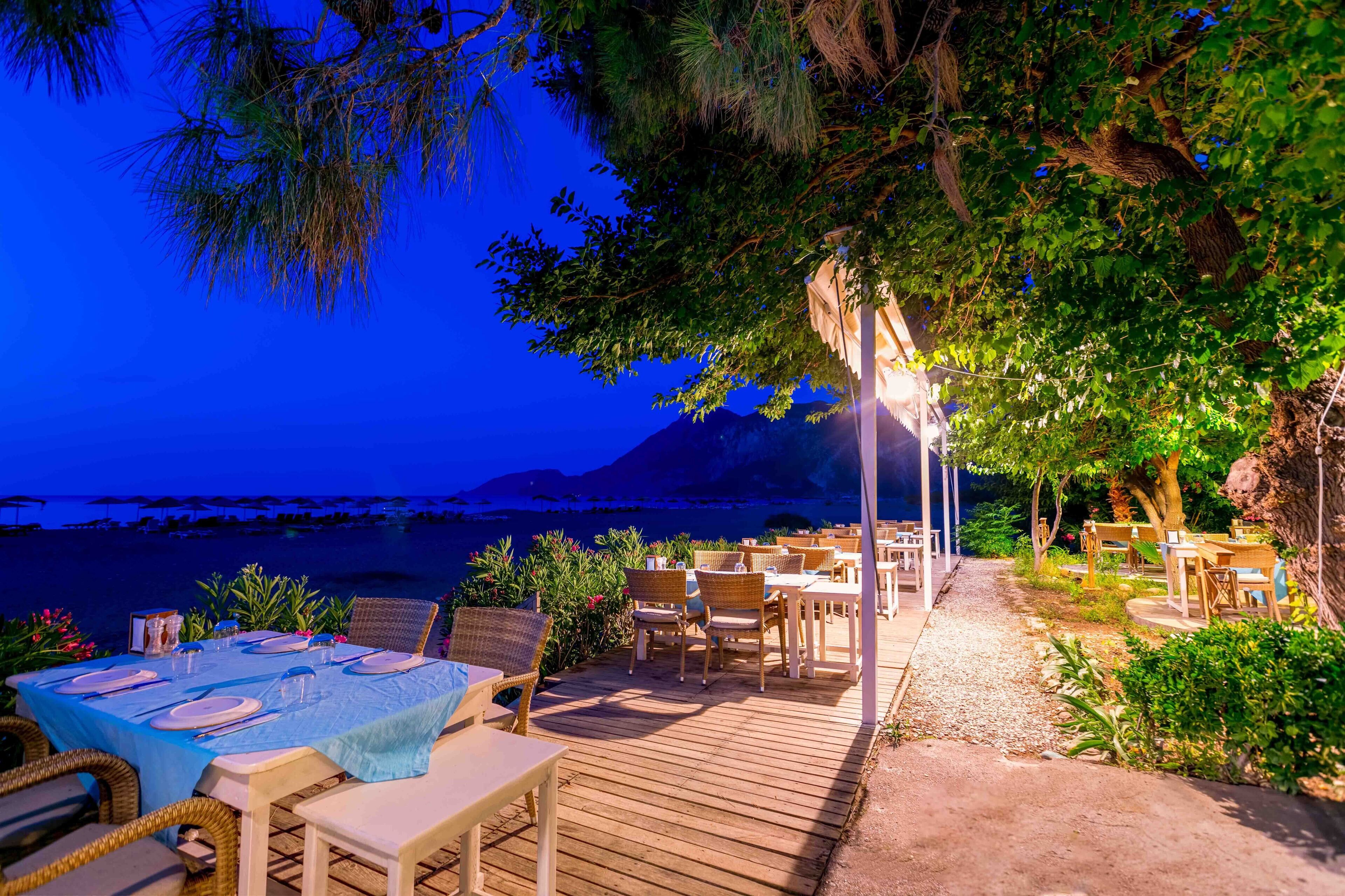 Frokost, lunsj og middag serveres, greske retter 