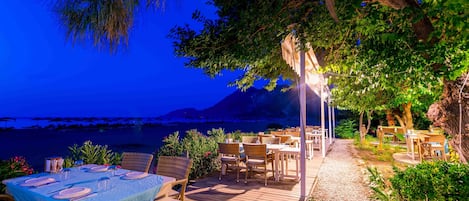 Breakfast, lunch, dinner served; Greek cuisine