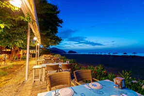 Se sirven desayunos, almuerzos y cenas; cocina griega