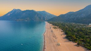 A coastal beach with mountains in the background. - Etenna Beach Bungalows (Kemer)