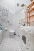 Ducha, secador de pelo, toallas, jabón