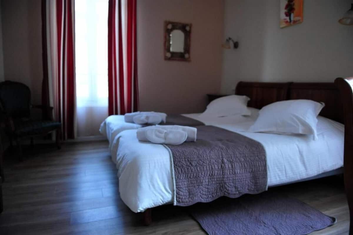 Twin Room | Desk, free WiFi